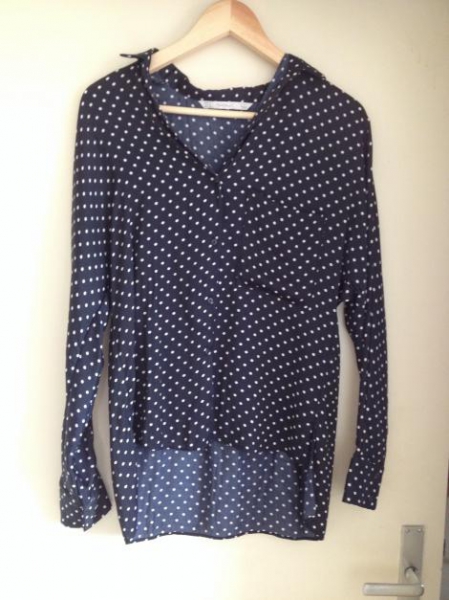 Blaue Bluse mit weißen Punkten von Zara/Größe S :: Kleiderkorb.ch