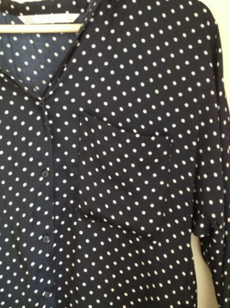 Blaue Bluse mit weißen Punkten von Zara/Größe S :: Kleiderkorb.ch