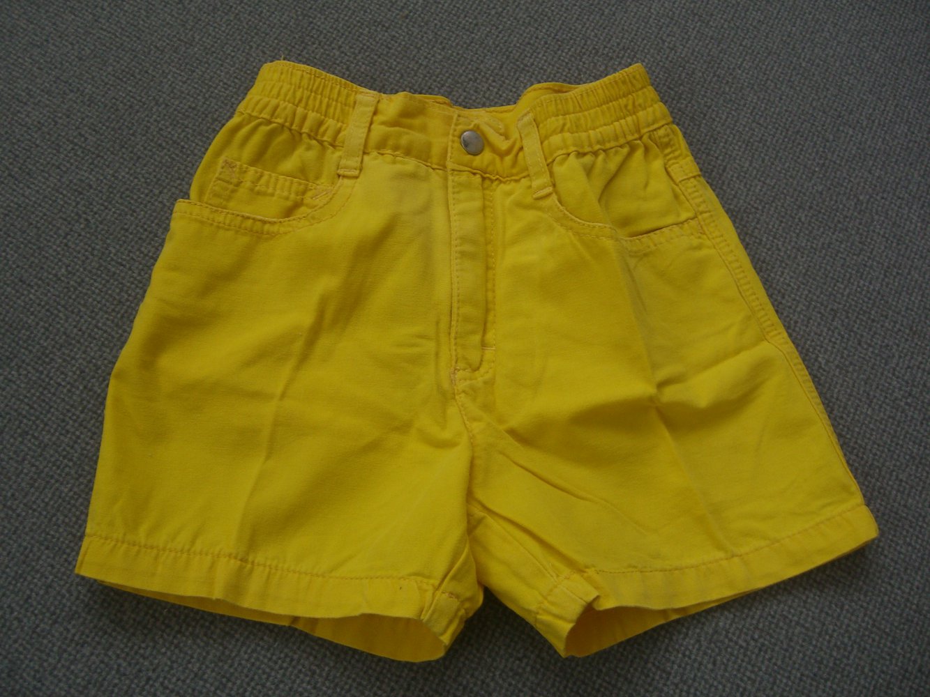 Gelbe Shorts