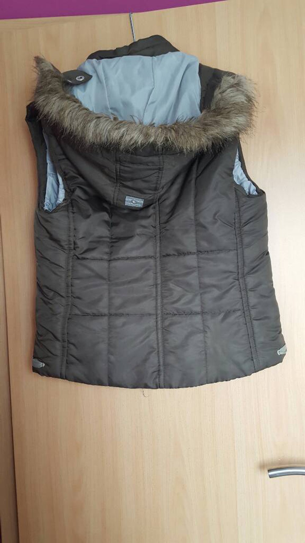 Braune ärmellose Jacke