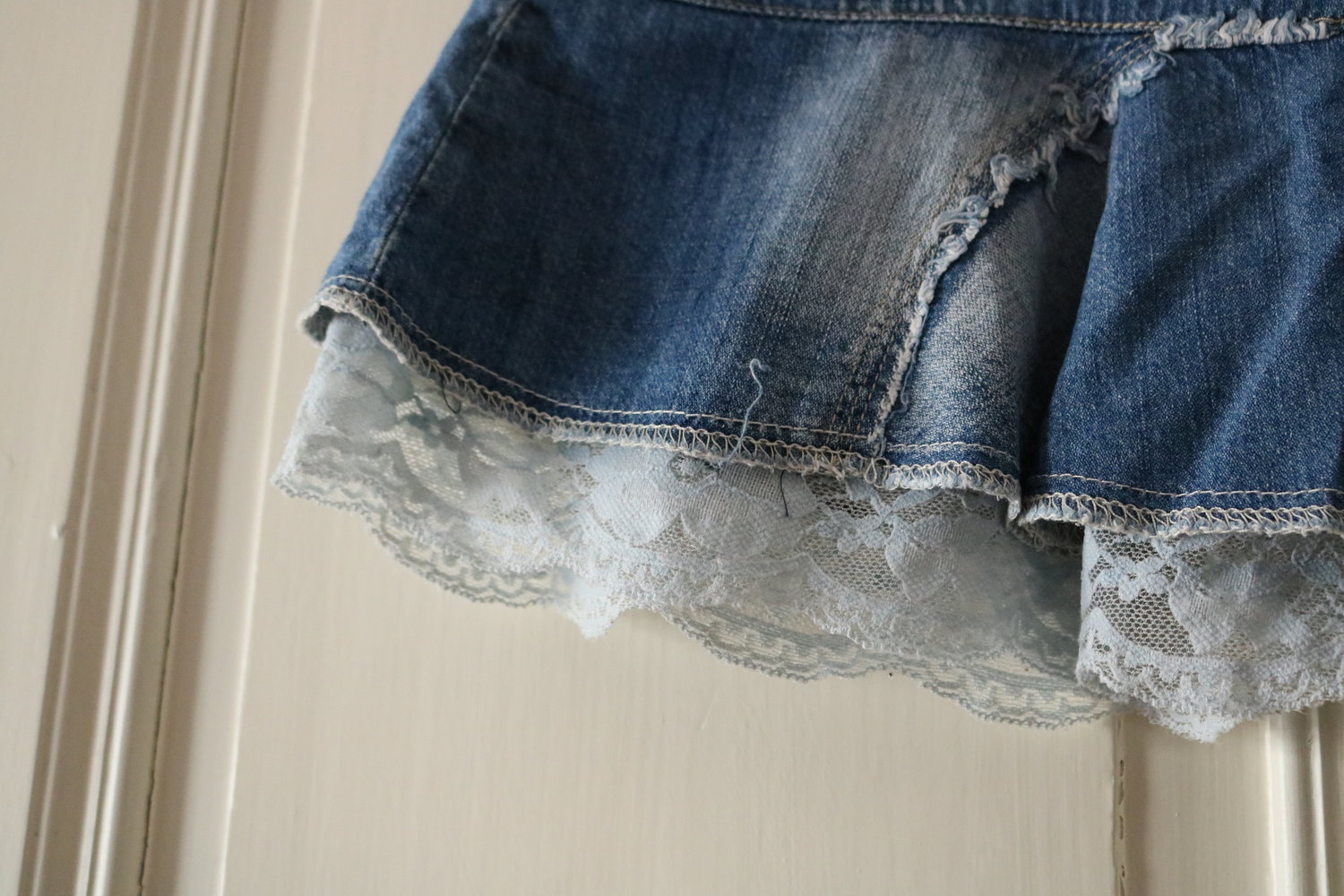 Jeans Minirock mit Spitze, hellblau, Used-Look, Größe 42