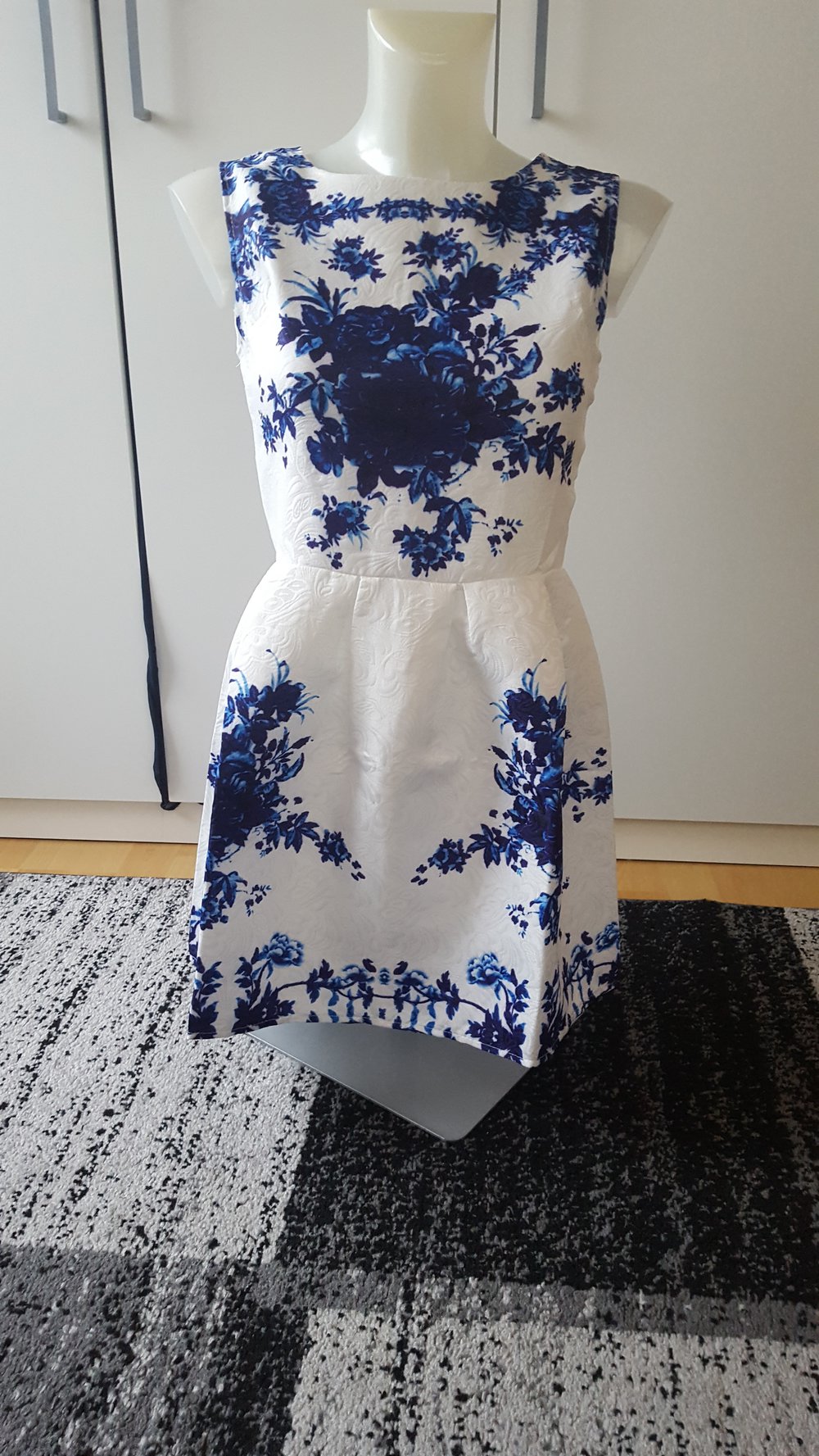 weißes Kleid mit blaue Blumen :: Kleiderkorb.ch
