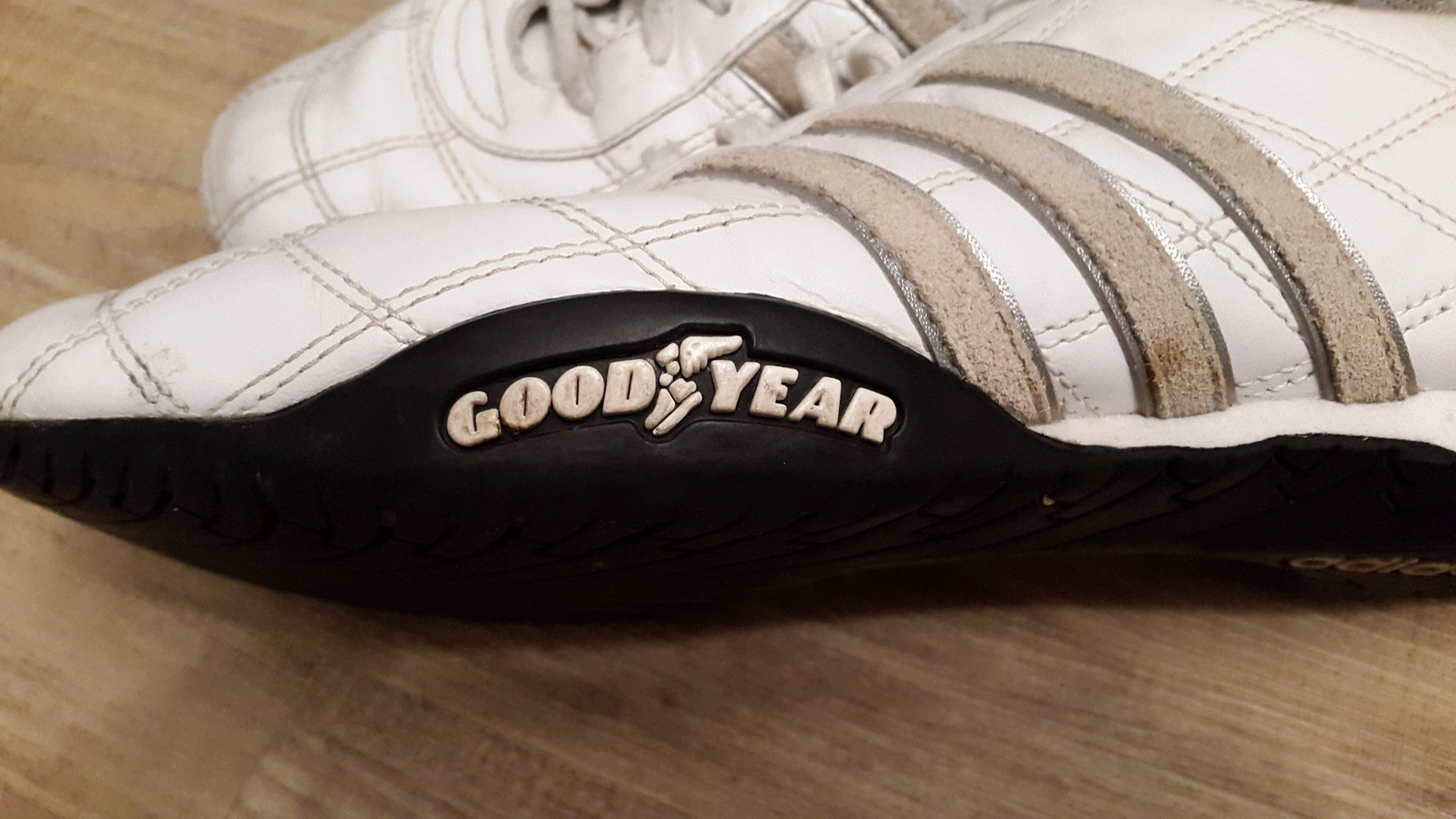 Sneaker Adidas GoodYear weiß beige :: Kleiderkorb.ch