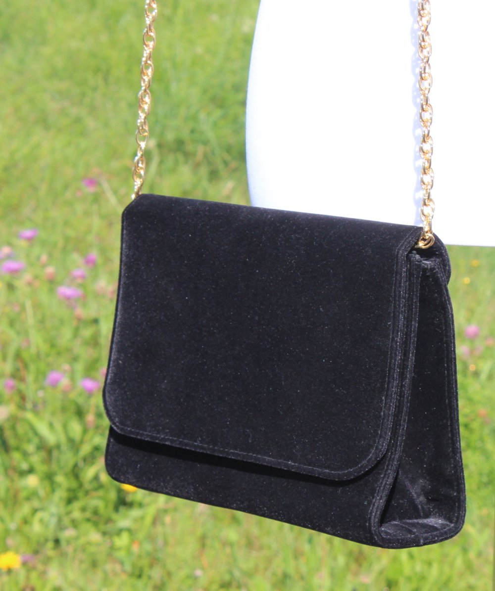 true vintage - kleine schwarze Vintage Tasche, Clutch, aus Samt, auch mit  goldener Kette tragbar :: Kleiderkorb.ch