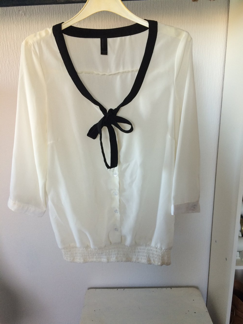 Vero Moda - weiße Bluse mit schwarzer Schleife :: Kleiderkorb.ch