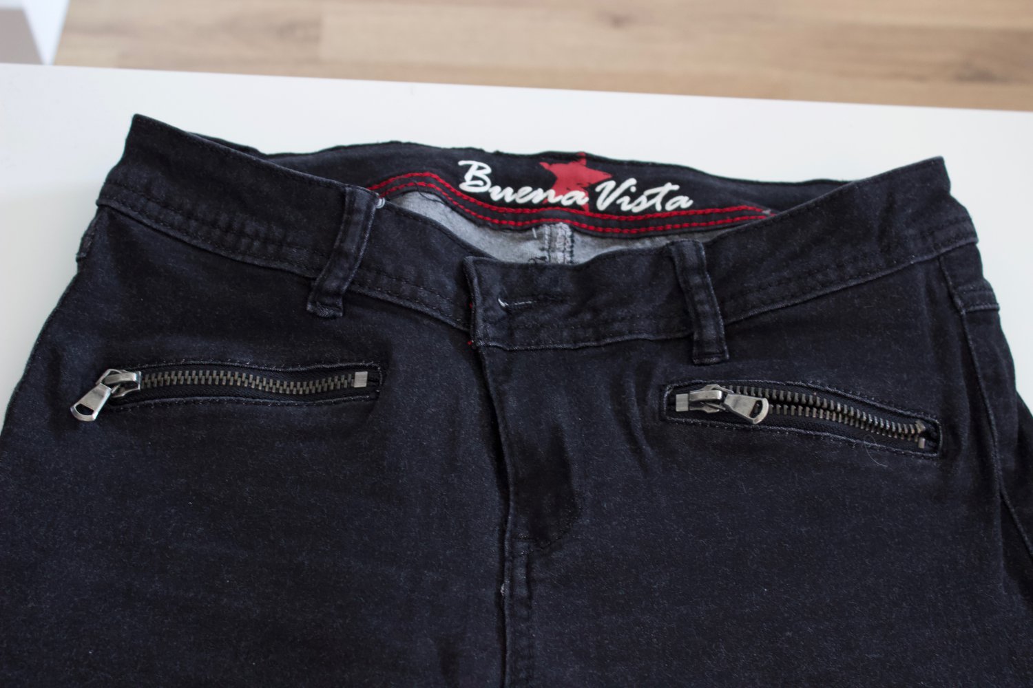 Schwarz Buena Vista Jeans mit Lederoptik Applikation :: Kleiderkorb.ch