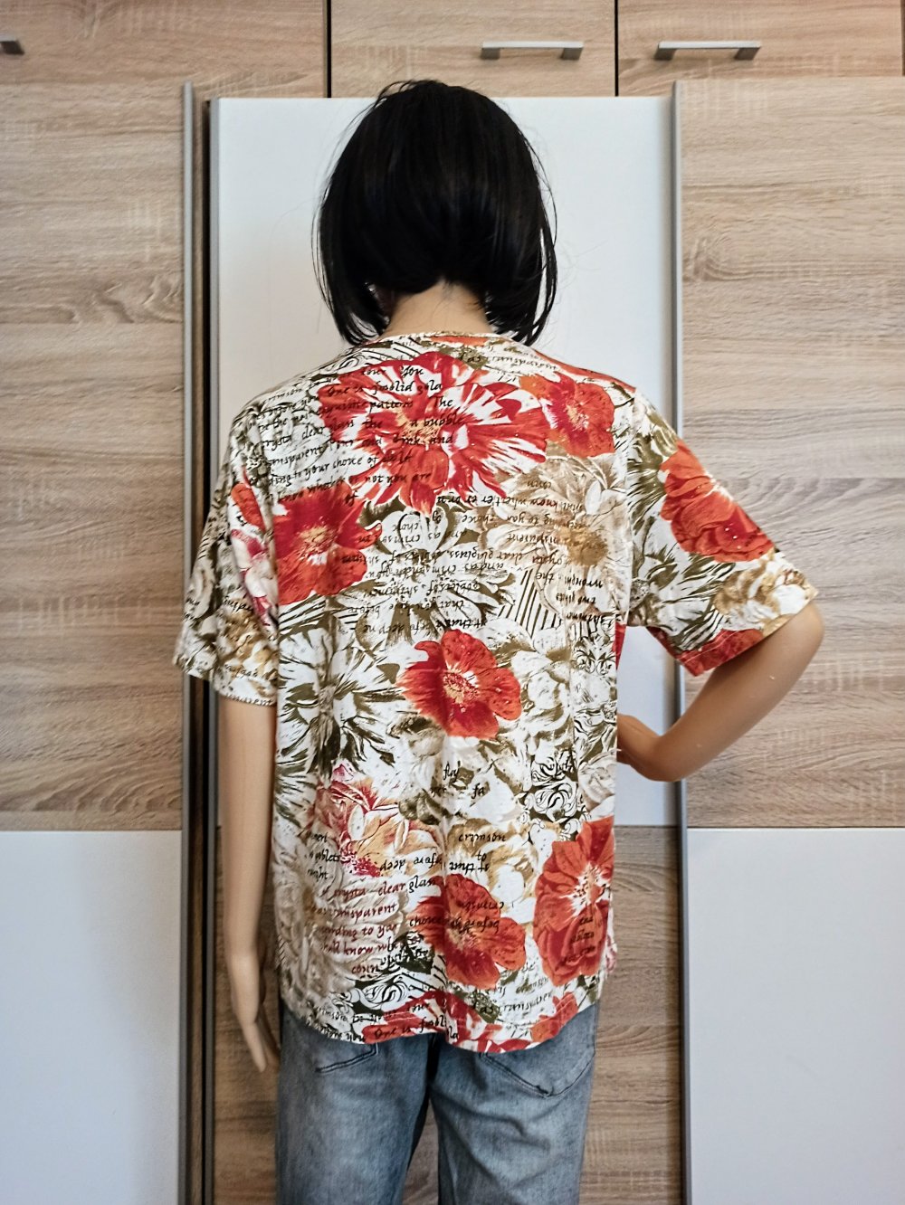 Sehr schönes T-Shirt mit große rote Blumen von Bonita