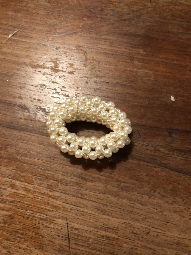 Haargummi mit Perlen