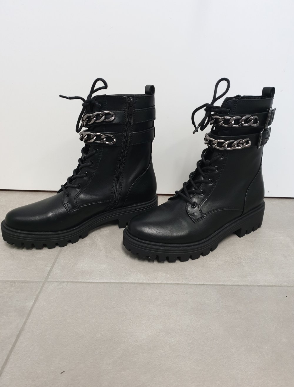 Neue schwarze Boots / Stiefeletten mit Ketten von Catwalk (Deichmann) in 38  :: Kleiderkorb.ch