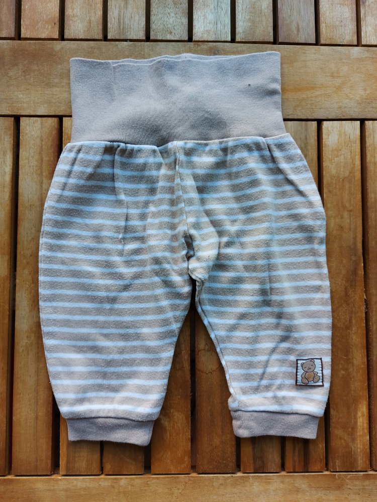 hellbraun-weiß gestreifte Babyhose, Gr. 50-56 mit Bärchen